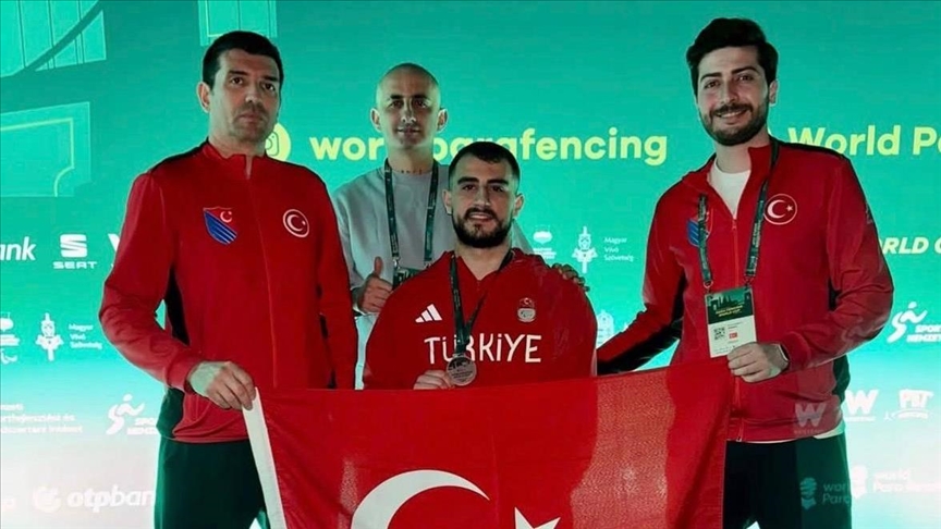 Milli para eskrimci Hakan Akkaya, Dünya Kupası'nda gümüş madalya aldı